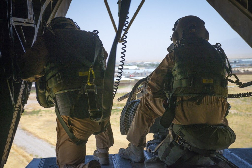 För den flygande reportern är det imponnerande att se Afghanistan ur ett nytt perspektiv - helikopterperspektiv. Foto: Carl Mårtensson/Försvarsmakten