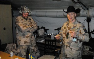 Ola och Stefan som till vardags arbetar i den tyska staben bidrog med ett roligt skådespel. Foto: Sofia Svensson/Försvarsmakten.