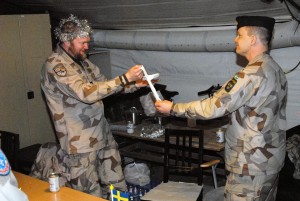 Stabens bidrag var väldigt roligt och viade på oanade kunskaper i origami. Foto: Sofia Svensson/Försvarsmakten.