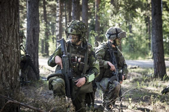 Sverige, Finland. Side by side. Knä om knä.