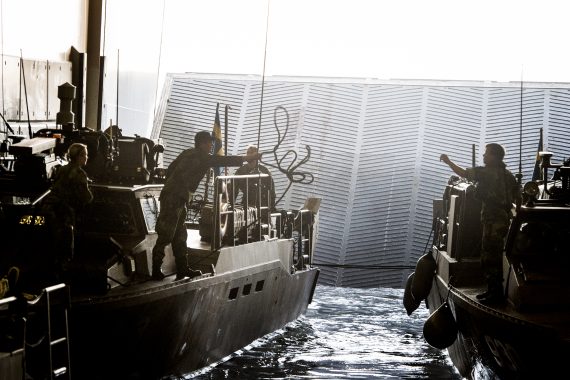 Stridsbåtar dockar Johan de Witt