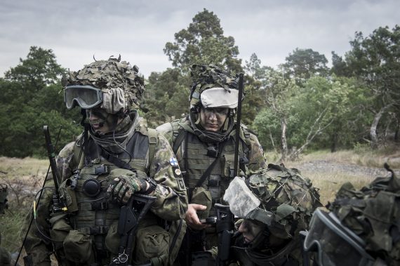 Finska soldater under ordergivning.