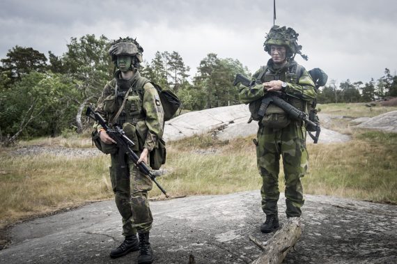 Svensk signalist integrerad i Finsk skyttegrupp.