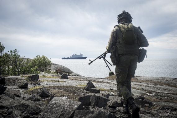 Finsk skyttegrupp utgör flankskydd.