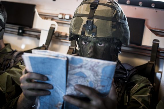 Gruppchef gör en sista kartkontroll innan landstigning.