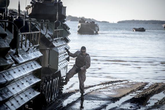 USMC landstiger med sina APC´s.