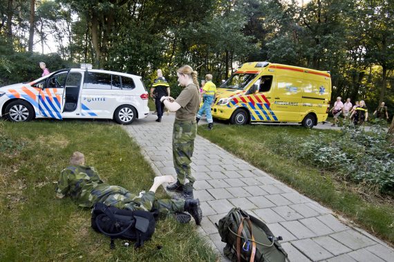 Blåsor och skav är vardagen nere i Nijmegen. Här tejpar specialist Amtén Skage om ett par trasiga fötter.