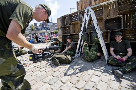 Under marschen försöker vi alla hitta olika sätt att hålla fötterna upp i luften under pauserna för att få fötternas svullnad att gå ner. 1. serg Nyström genonför samtidigt en intervju med deltagarna från marschgruppen Pegasus.