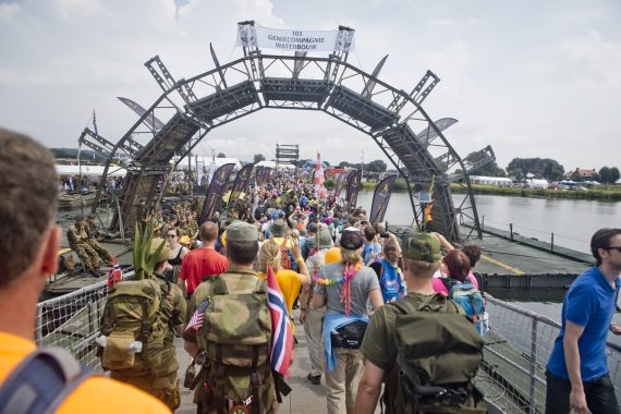 I juli 2016 genomfördes Nijmegenmarschen för 100e gången. Nijmegenmarschen (International Four Days Marches) är världens äldsta och största internationella långdistansmarsch. Den äger rum i och runt staden Nijmegen i provinsen Gelderland i Nederländerna och genomförs tredje veckan i juli varje år. Marschen anordnas av Stiftelsen DE4DAAGSE (en del av det Kungliga Nederländska förbundet för fysisk fostran – K.N.B.L.O. – med säte i Haag). Marschen har numera över 40 000 deltagare (varav ca 5000 är militärer) från hela världen. Marschen genomförs under 4 dagar och Camp Heumensoord är utgångspunkt för de deltagare som genomför marschen i militär regi. Försvarsutbildarna har fått i uppgift av Försvarsmakten att organisera den Svenska delegationen.