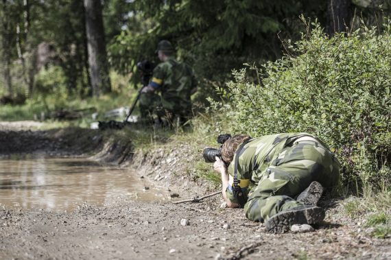 Ibland får man jobba för att få den bästa vinkeln. Här filmas betjäning av krigsbro 4, som precis blivit klar lite längre fram.