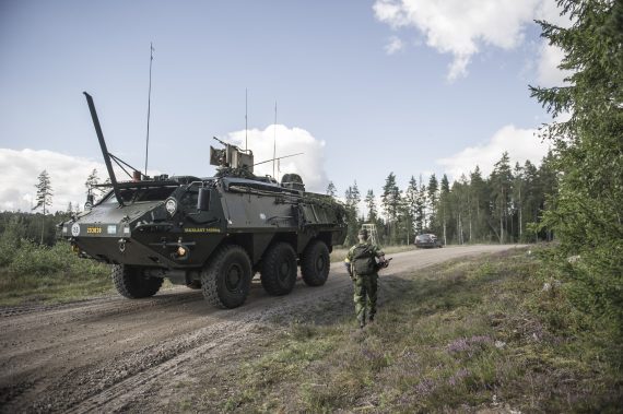 En Patria rullar snabbt förbi ute på övningsområdet i närheten av Skillingaryd.