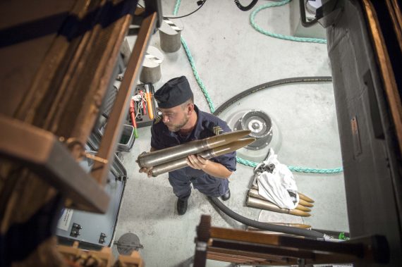 Personal återställer ammunition efter skarpskjutning.