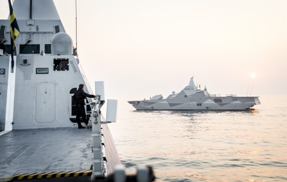 Vy från HMS Nyköping med HMS Visby i bakgrunden.