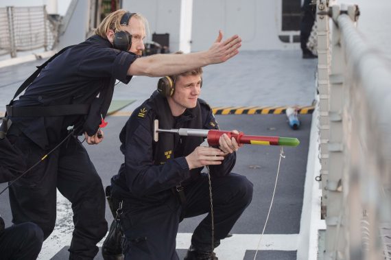 Personal på HMS Nyköping genomför bogseringsövning av HMS Visby.