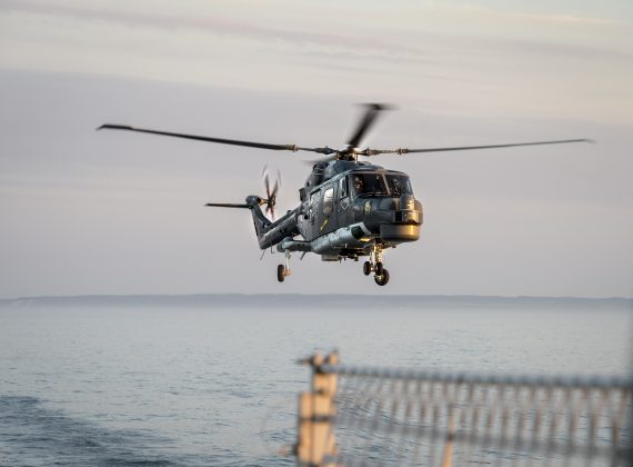 Tysk helikopter för ubåtsspaning landar för att fylla på drivmedel.