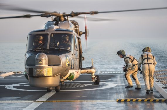 HMS Nyköping understödjer tysk ubåtsspaningshelikopter med drivmedel.