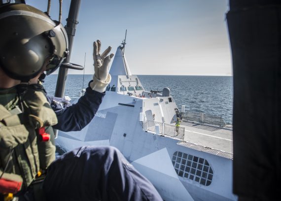 Lyft från HMS Nyköping inför ett spaningsuppdrag.