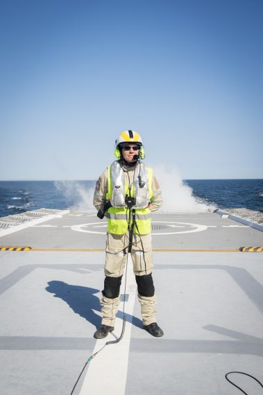 Väntan på helikopterdäck.