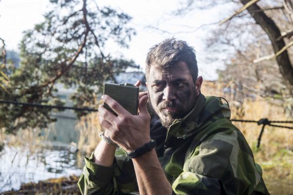 Combat Camera-specialisten Daniel förbättrar maskeringen.