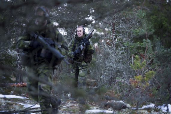 Framryckning under stridskontakt. Att vissa soldaterna inte bär hjälm är på grund av att fienden använde sig av överraskningsmomentet och anföll i kompaniets förläggningsplats där lättnader i stridsutrustning gjorts.