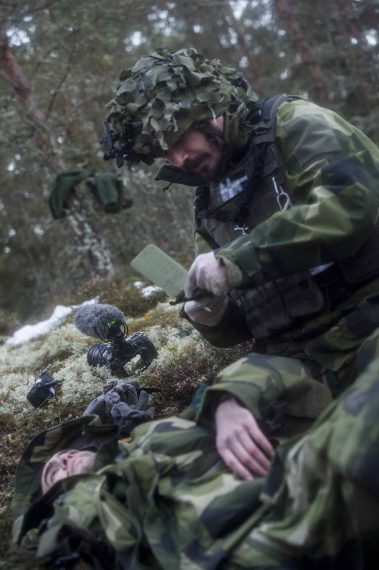 Med många egna skadade under kompaniförläggningsstriden fick vi lägga kamerorna åt sidan för att även vi bekämpa fienden men också att hjälpa till med att ta hand om skadade. Här förbereder Daniel en MIST-rapport.