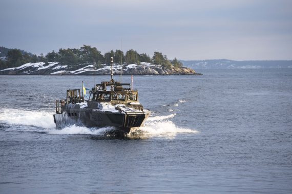 Stridsbåt under framryckning.