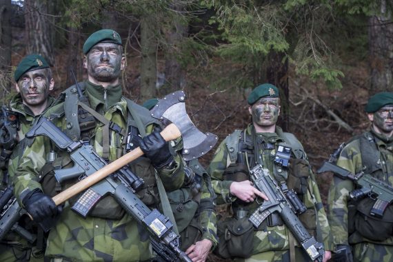 En av skytteplutonerna i väntan på fältbesök från försvarsdepartementet.
