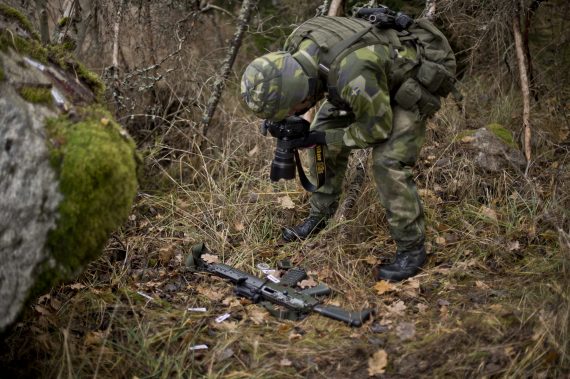 Räta vinklar är viktigt när man dokumenterar objekt. Har man inte stativ till hands så får man kröka rygg. Foto: Jimmy Croona
