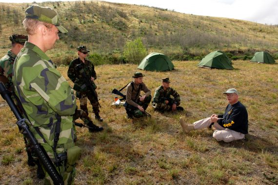 Svenskt deltagande i den amerikanska Combat Camera-övningen "Quick Shot" vid Camp Pendleton i Kalifornien, april 2007. Här genomgång inför ett sjukvårdsmoment. Foto: MC Joe Kane/US Navy Combat Camera Group Pacific