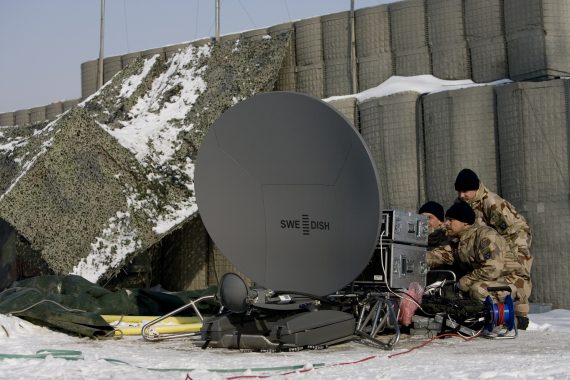 AFGHANISTAN januari 2008: Test av lånad satellitterminal modell större! Syftet var att prova livesändning med högre bandbreddskapacitet. Vi fick en snabbutbildning på ett relativt avancerat system, fick det att fungera och livesände bland annat videosamtal med chefen för FS14 till TV4:s morgonsoffa. Foto: Rickard Wissman