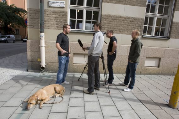 Intervjuträning var en av de korsutbildningar som vi genomförde under den här tiden. Med många olika erfarenheter med oss in i projektet så var det viktigt att dela med sig och utbilda varandra. Här i lite mer avslappande former på gatan utanför vårt tillhåll på Östermalmsgatan 87. Foto: Combat Camera