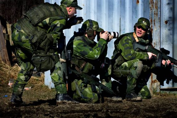 Våren 2007: Combat Camera är i sin linda och genomför utbildning med afghanistanmissionen FS13 på Livgardet. Skjutövning med skarp ammunition i moment där en grupp gör avsittning från fordon efter påskjutning. Foto: Magnus Hallgren