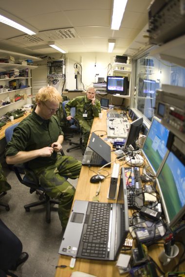 Inspelningen av ett anförande av dåvarande överbefälhavaren Håkan Syrén. En del studioverksamhet och inspelningar med bildmixer testades under metodförsöket. Här i Försvarshögskolan (FHS) då nya, men kortvariga studio. Foto: Combat Camera