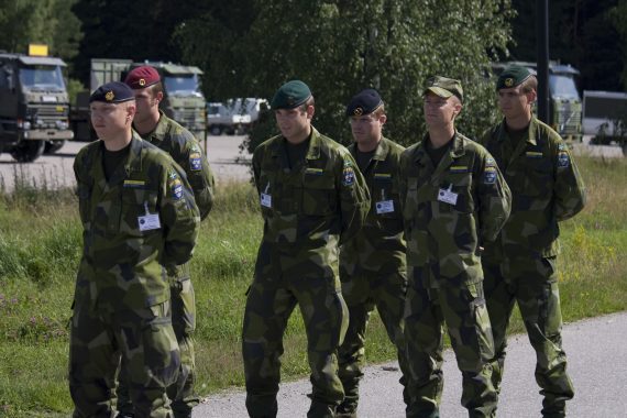 Under metodförsöket bar alla förbandstecken från de förband som de gjort sin GU (värnplikt) på eller organisatoriskt hade anknuytning till. Ett mischmasch av baskrar alltså. Här uppställning under Illuminated Summer i Enköping 2007. Undertecknad hade vid detta tillfälle pinsamt nog glömt sin basker (pansar) och fick stå och skämmas i fältmössan.... Foto: Combat Camera