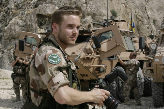 Under metodförsöket testade vi en hel del materiel. Bland annat så utgick vi från att använda Canon-kameror de första åren för stillbild. Här i Afghanistan under FS13. Numera, sen ett antal år tillbaka, använder enheten Nikon. Foto: Combat Camera