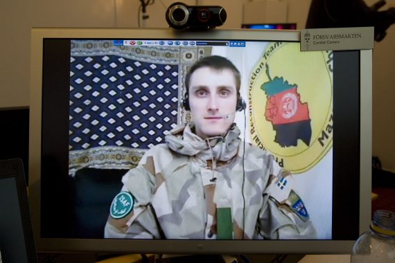 Bilden i andra änden, hemma i Sverige, av satellitlänken under ett av våra tester i Afghanistan. Trots allvaret i ansiktsuttryck så var det en glädjens triumf varje gång vi fick "träff" med satellitlänken och bilden kom igenom! Foto: Combat Camera