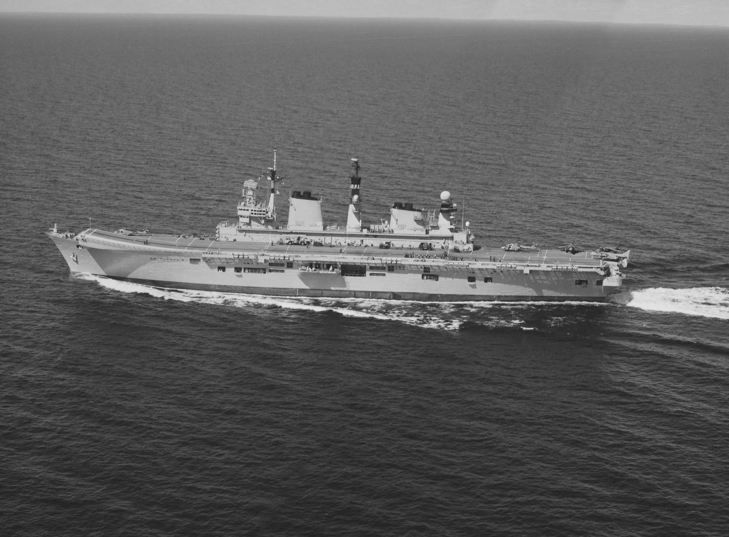 Det brittiska hangarfartyget HMS Illustrious fotograferad med SPK. 