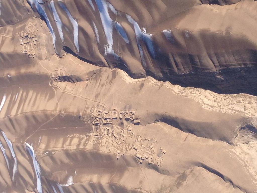 Foto:SAE. Mitt ute i öknen, där det är sand så långt ögat kan nå, finns det Afghanska boplatser.