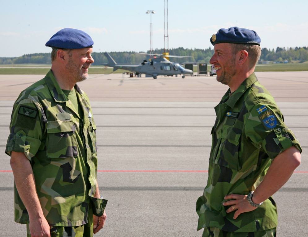 Magnus Westerlund har nu lämnat över till den nya Flottiljchefen överste Peder Söderström, till höger i bild.