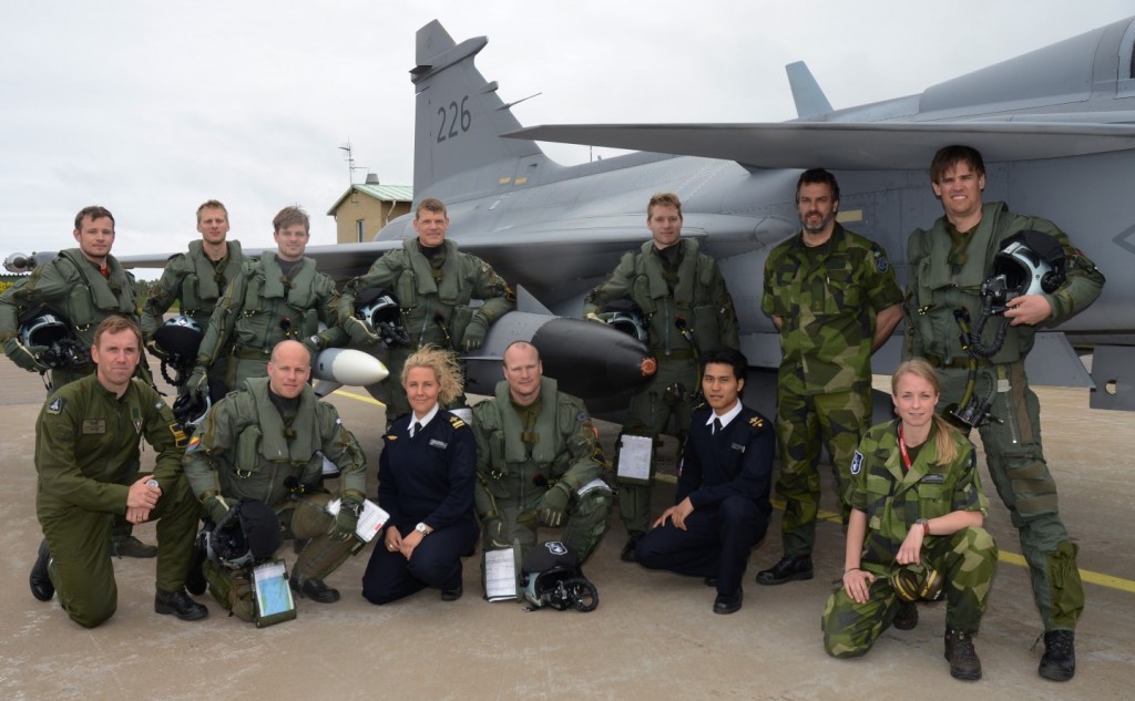 Samtliga deltagare i kursen efter avslutad flygning. Numera flygvapnets experter på sjömålsbekämpning med Rb15! Foto: Henrik Gebhardt F7