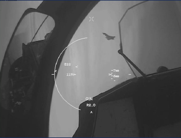 Bilden är från Henriks HMD-kamera (Helmet Mounted Display) och visar en Typhoon i siktet.