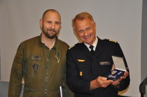 Martin Hansson får medaljen av flottiljchef, Lars Bergström