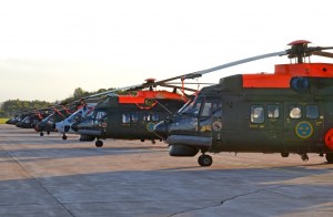 Sju helikoptrar på plattan vid T-bas Karlsborg.