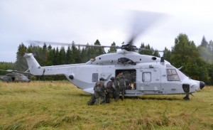 Helikopter 14 lastar soldater från en skogsglänta i Östergötland.