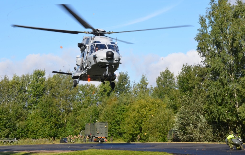 Helikopter 14 landar på en utflyttad underhålls och tankplats.