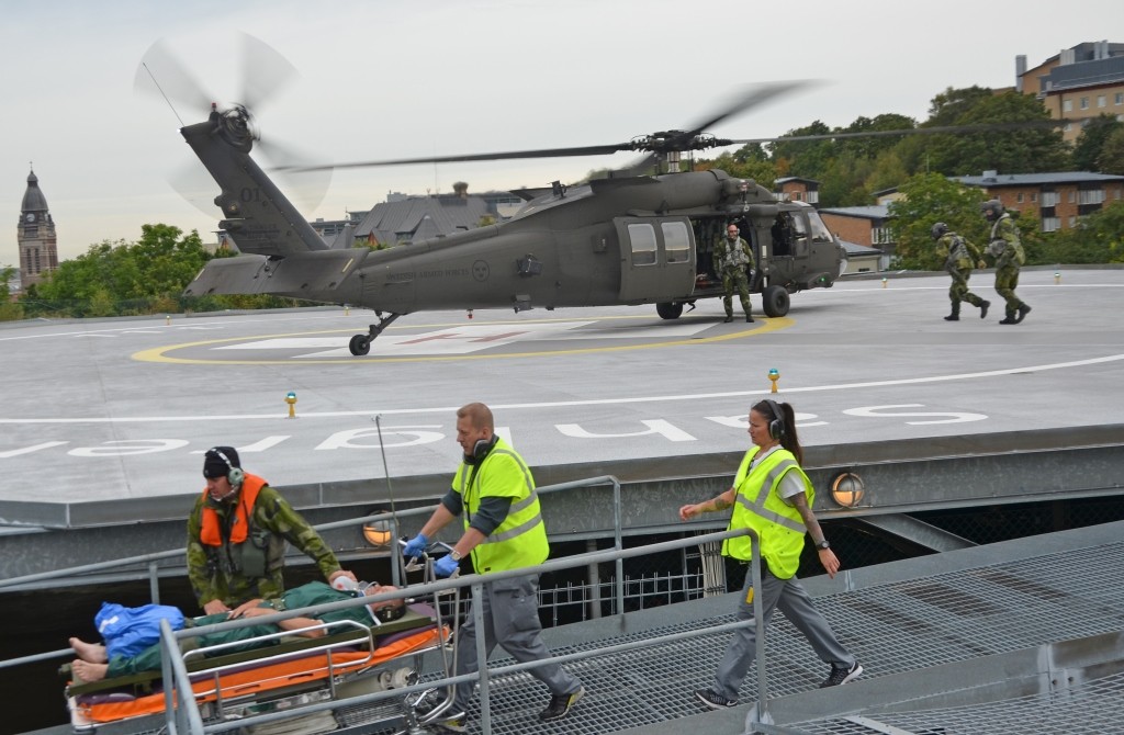 Helikopter 16 har lämnat av skadade soldater på Sahlgrenska sjukhusets helikopterplatta.