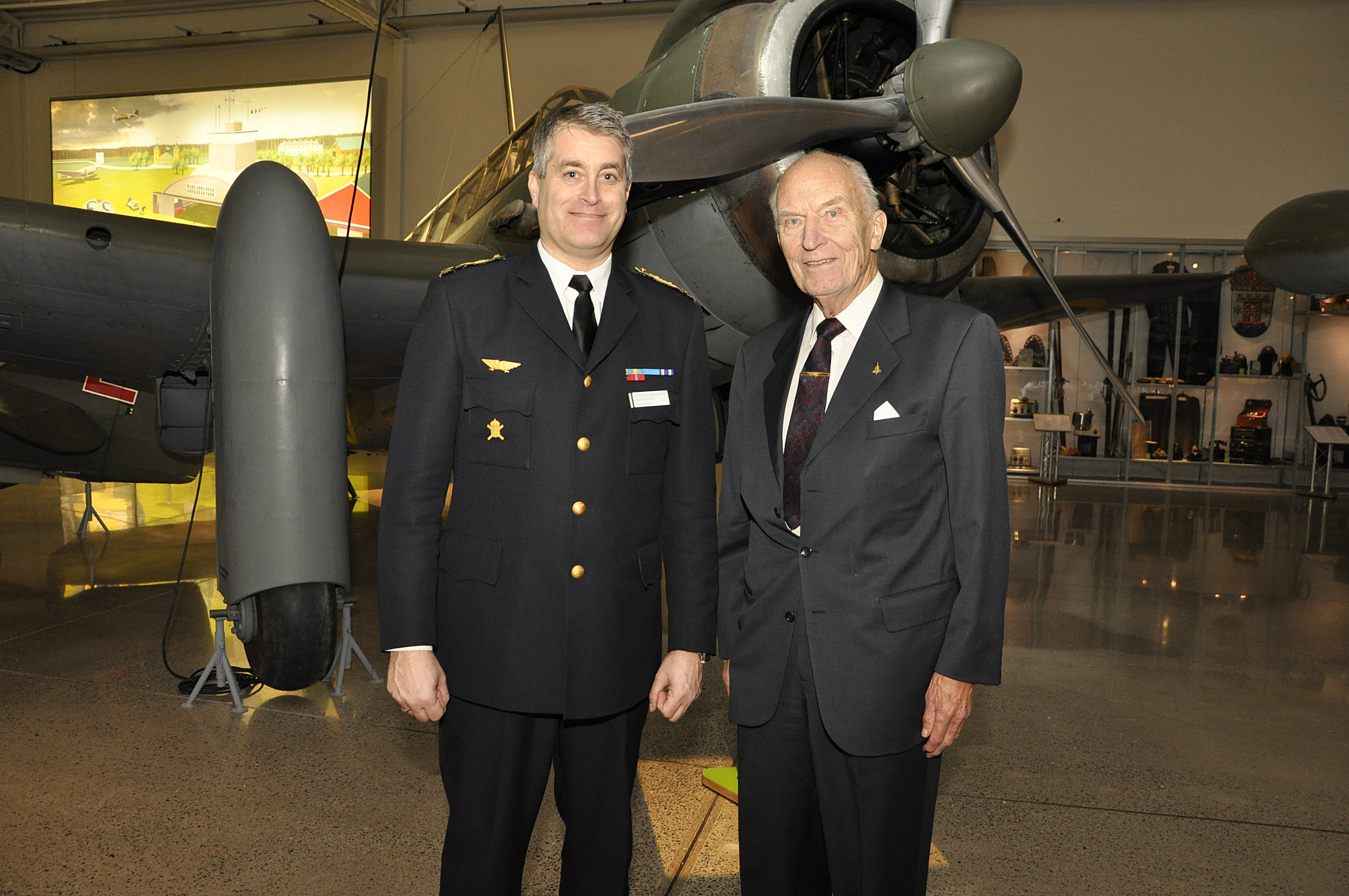 Två flygvapenchefer. Generalmajor Mats Helgesson och generallöjtnant Sven-Olof Olson.