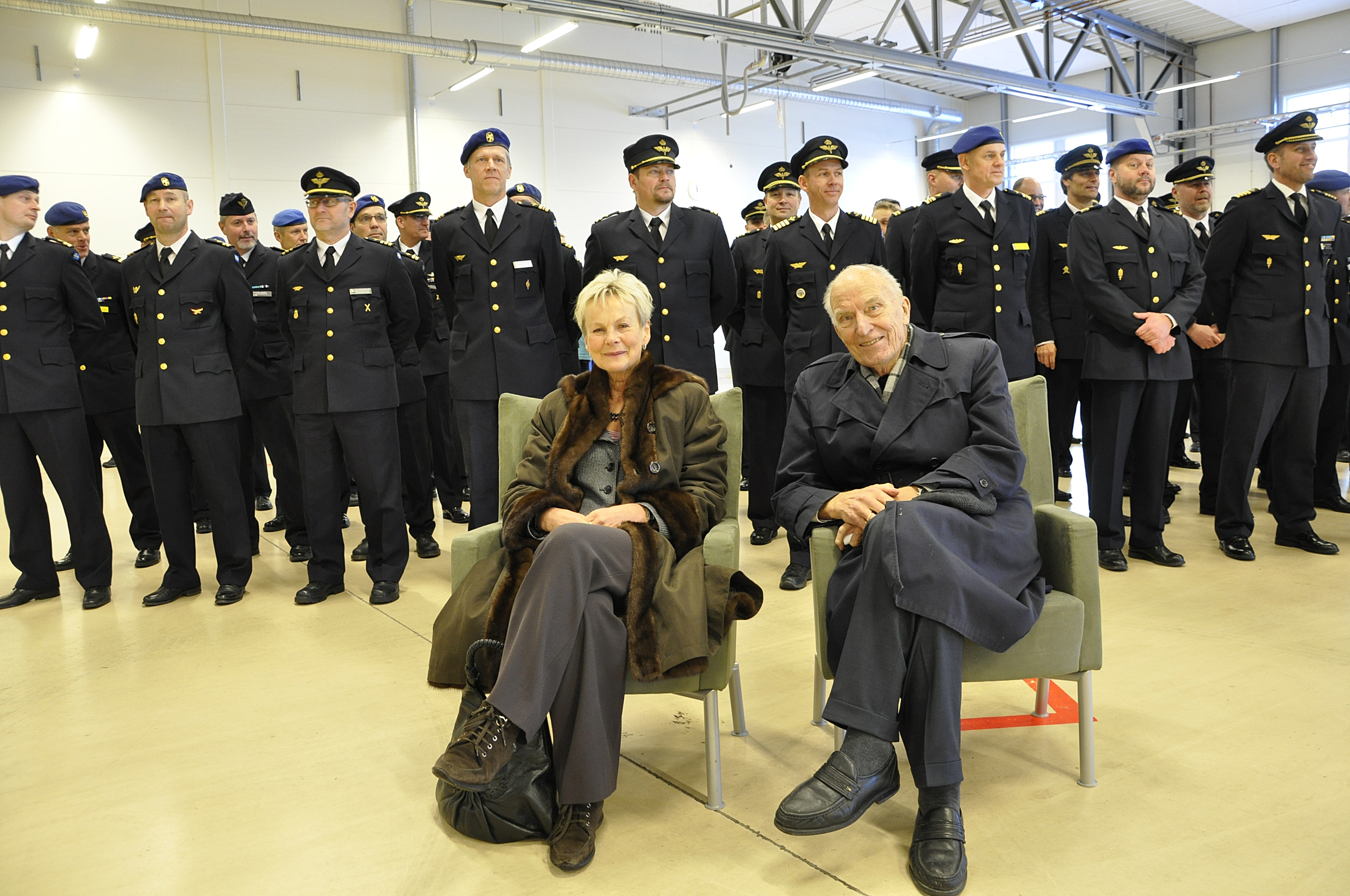 70 års jubilaren Sven-Olof Olsson sitter tillsammans med landshövding Elisabeth Nilsson. Bakom står alla 25 års jubilarer.