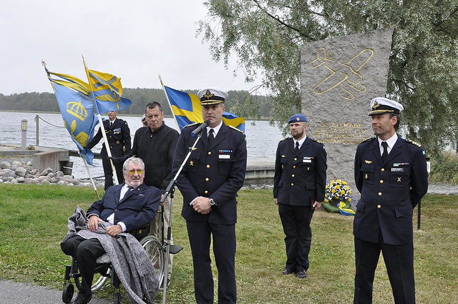 Minnesceremoni vid F2 i Hägernäs. Flygvapenchefen Mats Helgesson tillsammans med den siste ordföranden i F2 kamratförening Kurt Jörgne höll tal. C LSS Anders Persson, till höger i bild har ansvar att bära F2;s traditioner vidare.