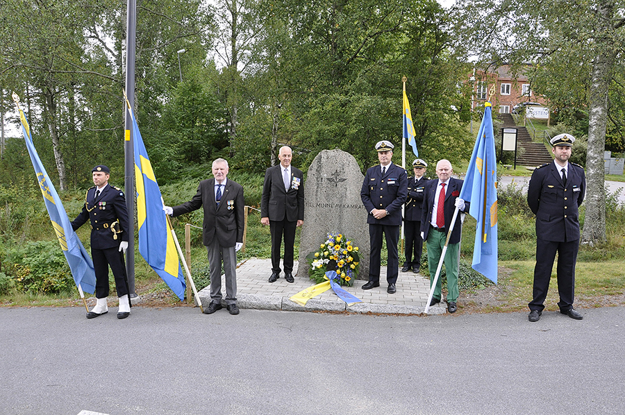 Ordförande i F18 kamratförening Gunnar Persson tillsammans med Mats Helgesson och fanborg vid minnessten i Tullinge.